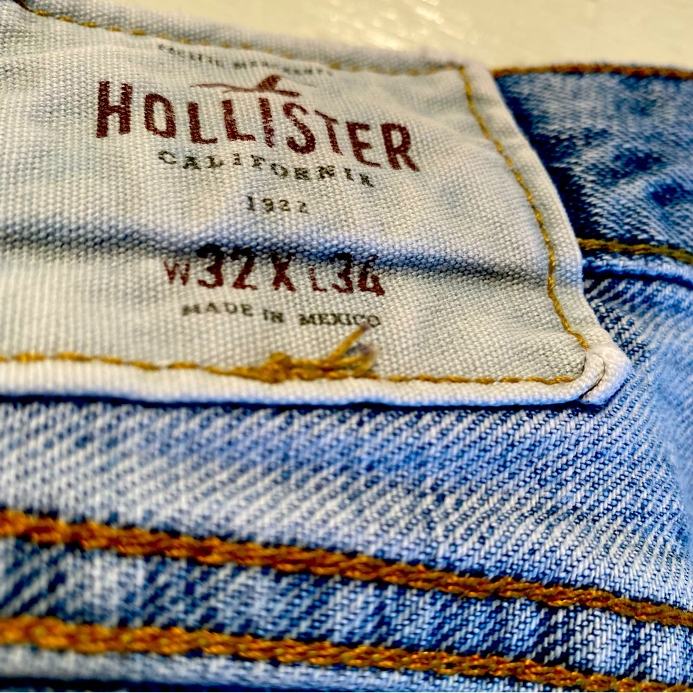 Mens hollister Jean straight or slim destroyed light wash 32/34